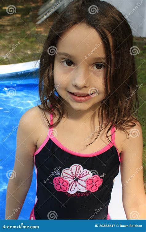 Kleines Mädchen In Badeanzug Lizenzfreie Stockfotografie Bild 20353547