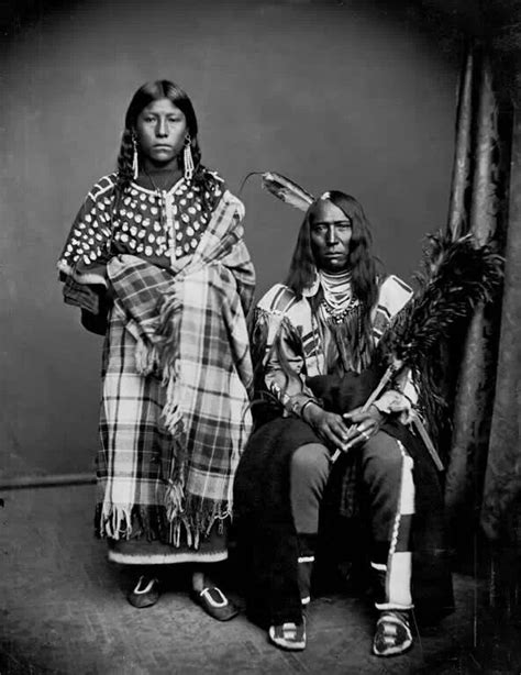 Indian Couple Girl Wrapped In Plaid Blanket Native American Pictures Indian Pictures Native
