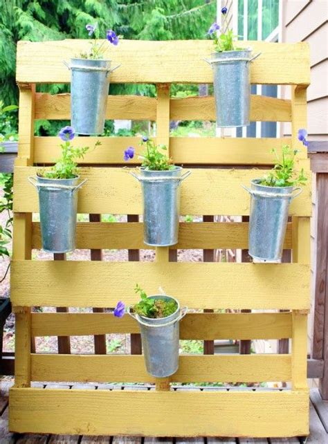 Cute Diy Vertical Garden Of A Wood Pallet Shelterness Diy Herb