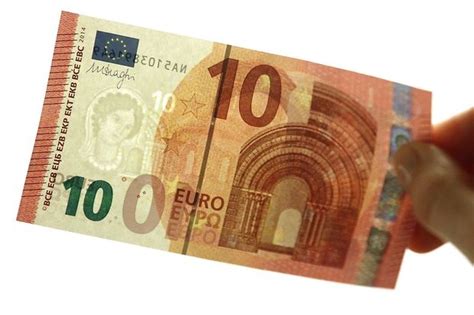 Euro (eur) albanischer lek (all) algerischer dinar (dzd) antillen gulden (ang) argentinischer die umgekehrte tabelle: Zweite Generation: Die neuen Sicherheitsmerkmale der Euro ...