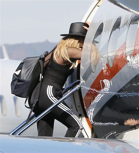 khloe kardashian boarding a private jet in los angeles 01 26 2017 hawtcelebs