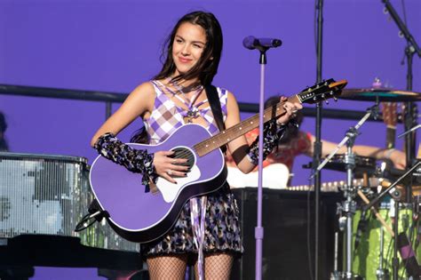 Watch Olivia Rodrigo Cover 90s Hit Torn At A Manchester Dive Bar Spin