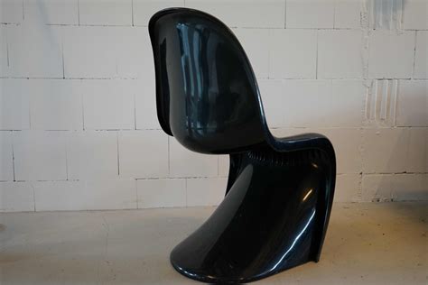 Der mittlerweile zum ikonischen klassiker der design. Schwarzer S Chair von Verner Panton für Herman Miller ...