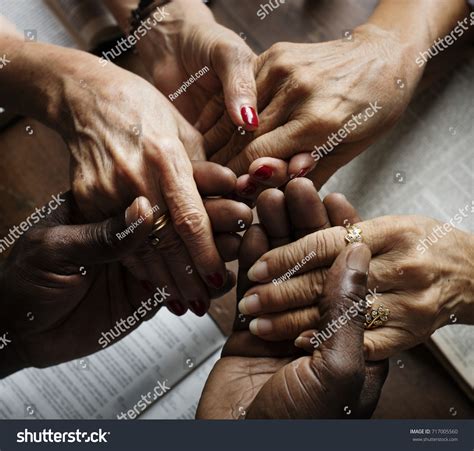 Group People Holding Hands Praying Worship Foto Stock 717005560
