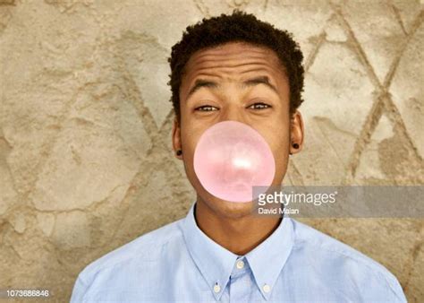 Man Blowing Bubble Gum Fotografías E Imágenes De Stock Getty Images