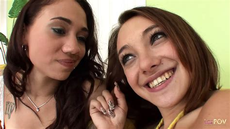 Geile Tiener Lesbiennes Grijpen Likken Scharen En Vingeren Elkaar Terwijl Ze Genieten Van Het