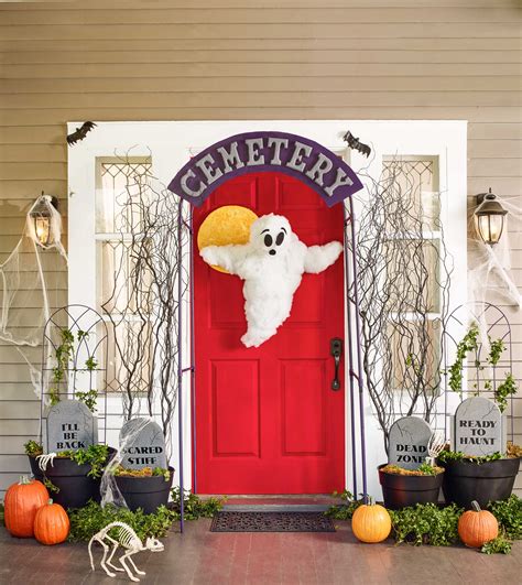 You might be left wondering where to put all of your belongings or how to make the space livable. 30+ Scary Outdoor Halloween Decorations - Best Yard and ...