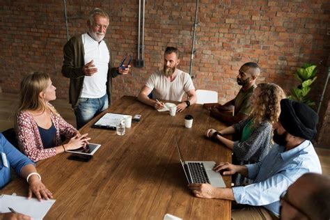 5 Reasons Why Small Businesses Should Hire A Conference Room Meeting
