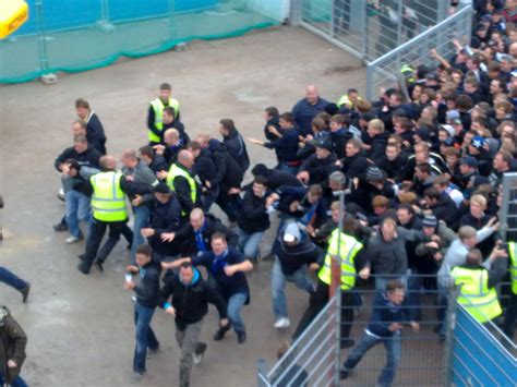 Während der partie wurden 2 feministische spruchbänder gezeigt. HSV-Hools-stürmen-Millerntor › St. Pauli Nu*de