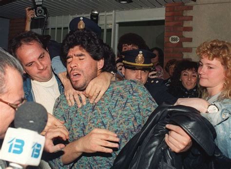 La Vida De Excesos Y Escándalos De Maradona El Huffpost Life