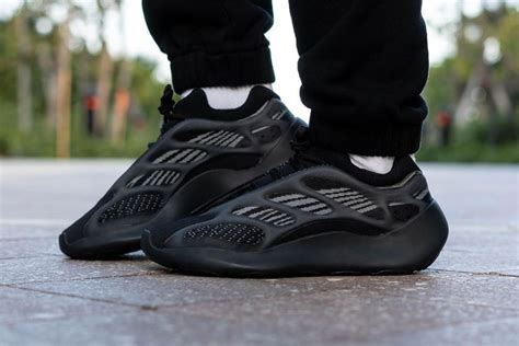 The yeezy 700 v3 initially released in alvah and azael, two neutral tones that travel well and can be paired with a variety of different looks. Se de første on foot-billeder af den nye Yeezy 700 V3 Alvah
