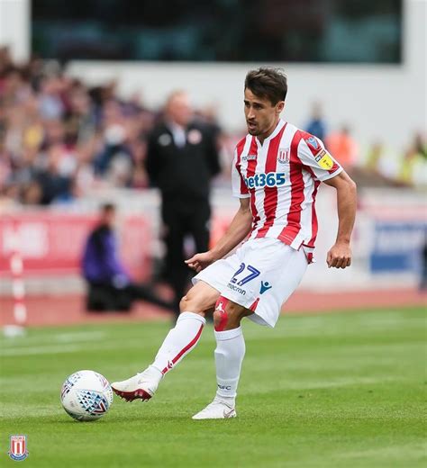 Persona que juega al fútbol, especialmente si lo hace como profesional: El futbolista Bojan Krkic traslada su empresa a Madrid