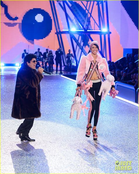 Video Watch Bruno Mars Two Performances At The Victoria S Secret Fashion Show Photo 3822521