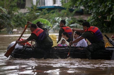 7 Dead As Typhoon Ulysses Triggers Metro Manilas Worst Floods In Years