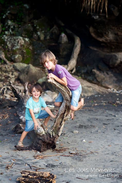 Un Joli Moment Entre Une Mamie Et Ses Petits Enfants Photographi S Sur La Belle Plage D Anse