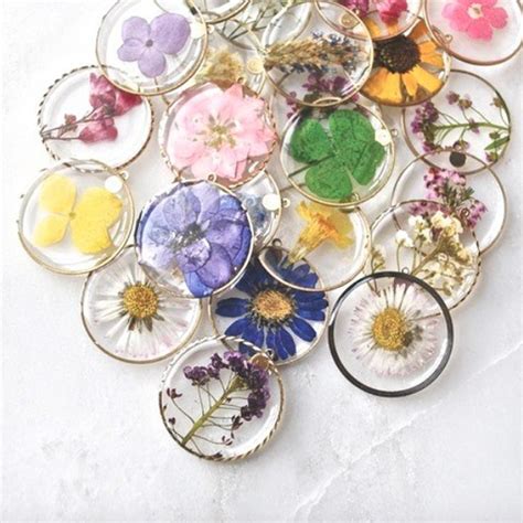 A flower resin ring is so easy to make. DIY Projects & Crafts | Flower resin jewelry, Casting jewelry, Resin jewelry diy