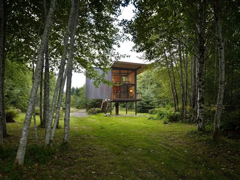 Sol duc cabin's cantilevered roof provides solar shading and protection from the strong coastal storms from the west. Sol Duc Cabin by Olson Kundig | Wowow Home Magazine