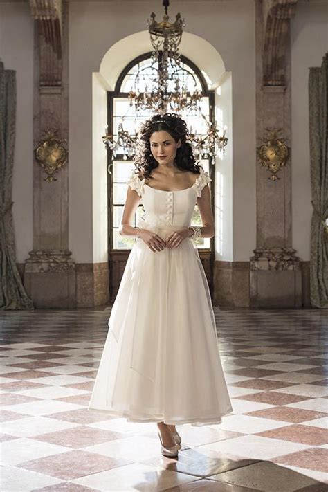 Die heirat im dirndl ist in! Mothwurf Austrian Couture | Hochzeitskleid dirndl, Kleider ...