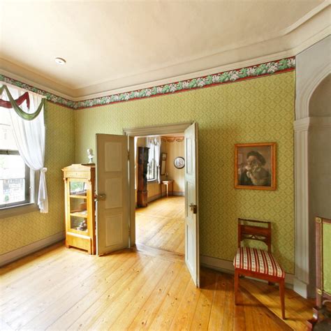 Hier entstanden die großen dramen „die braut von messina und „wilhelm tell, bevor der dichter 1805 in seinem arbeitszimmer starb. Klassisches Weimar