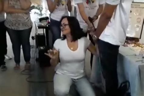 vídeo professora de universidade da ba coloca camisinha em pênis de plástico com a boca durante