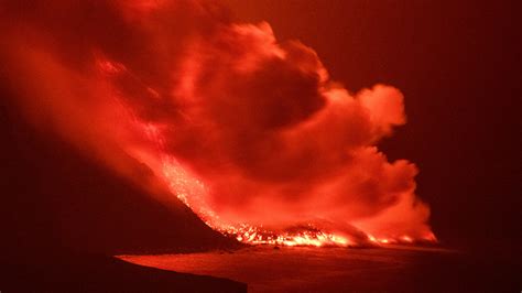 La Palma Volcano Lava Hits Ocean Creating A Pyramid And Toxic Gas