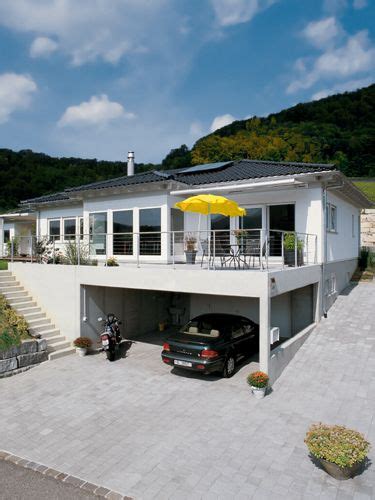Ein haus am hang bauen mit einer stützmauer alleine schon aus platzgründen müssen viele häuser auf grundstücken in einer hanglage gebaut werden. Hochwertige Garen & Carports von | Bungalow bauen, Haus ...