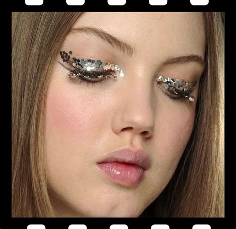 How To Do Silver Glitter Eye Makeup Saubhaya Makeup