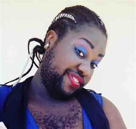 La Mujer M S Peluda De Nigeria Public Fotograf As De Su Escote Y Barba Para Probar Su