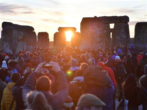 Thousands gather at Stonehenge to celebrate the winter solstice ...