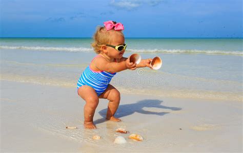 Bambina Sveglia Che Gioca Con Le Coperture Sulla Spiaggia Immagine Stock Immagine Di Impari