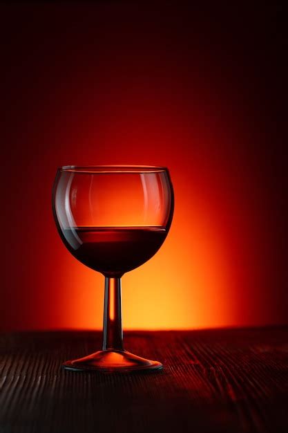 Silhueta De Um Copo Vazio De Vinho Ou Rum Em Um Vermelho Escuro