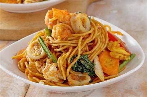 It has spread across indonesian cuisine to the cuisines of neighbouring southeast asian countries such as malaysia, singapore, brunei and the philippines. Resep Mie Goreng Seafood Sederhana Ala Restoran yang Enak ...