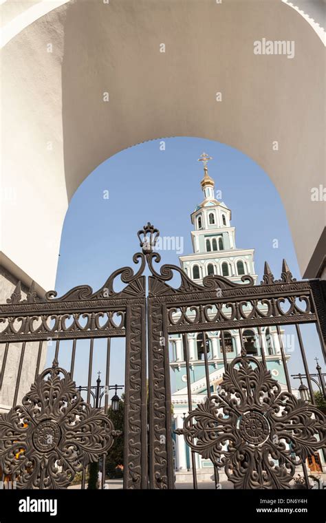 La torre campanario y el arco Saint Uspensky Sobor Asunción Catedral