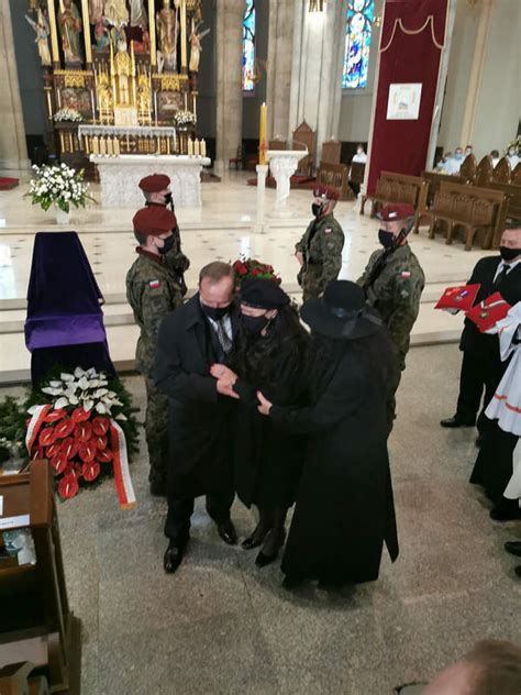 I 15 w samorządzie warszawy. Tak żona i córki pożegnały Krzysztofa Krawczyka. Głos ...