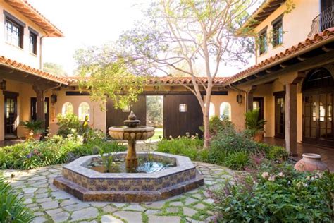 20 Homes With Courtyards In The Center