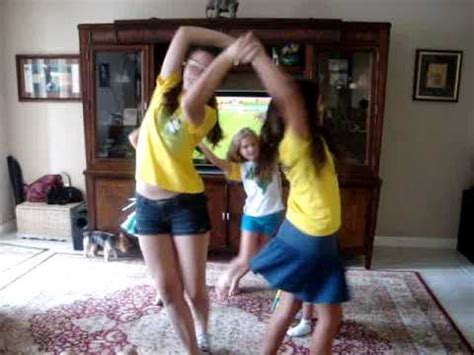 Menina de 5 anos arrasa dançando pesadão подробнее. Meninas dancando Waka Waka - YouTube