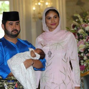 Yang amat mulia che' puan khaleeda binti bustamam 16 julai 1993 di kuala lumpur, malaysia) bustamam dan aziyah berumah tangga di kuala lumpur. Biodata YM Che Puan Khaleeda Bustamam, Isteri TMJ | Azhan.co