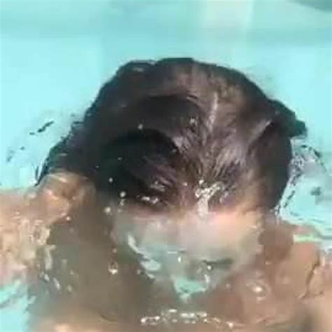 menina expõe seus peitos grandes na piscina xhamster