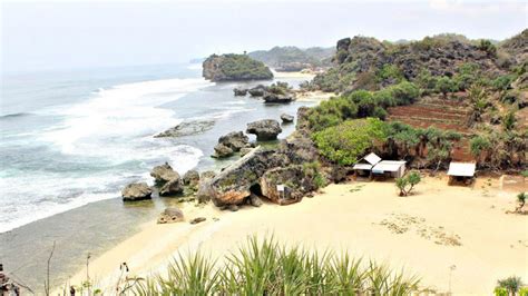 Sesuai namanya yaitu karang bolong, pantai ini memiliki sebuah tebing karang yang bolong di. Telepon Pantai Karang Bolong / Pantai Watu Lumbung ...
