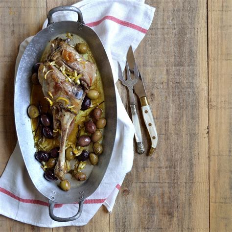 Las piezas de cabrito, ya limpias y secas, se untan muy bien con la manteca y el jugo de naranja espolvoreándolas con sal de. cabrito | Cocinar en casa es facilisimo.com