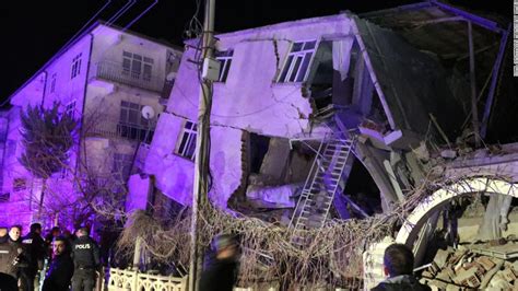 Terremoto En Turqu A Deja Al Menos Muertos Y M S De Mil Heridos