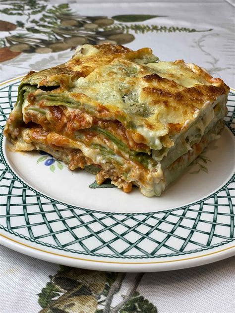 Lasagne alla bolognese ricetta con ragù cremoso e sfoglia verde