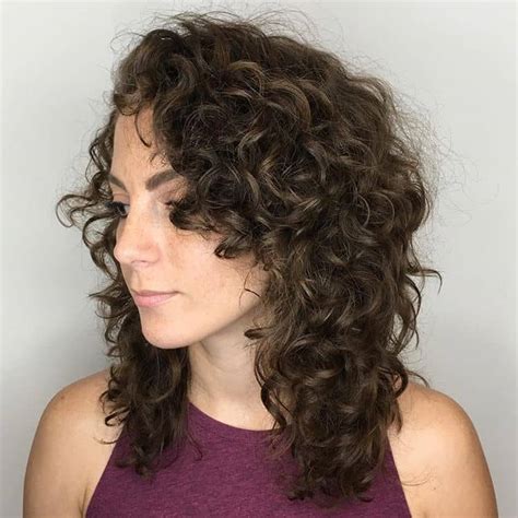 20 Glamorous Mid Length Curly Hairstyles For Women