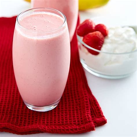 Strawberry Banana Yogurt Smoothie I Food Blogger