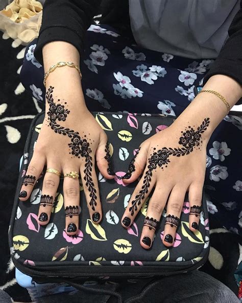 Kumpulan gambar henna tangan lengkap beserta cara membuatnya, tentunya bisa menjadikan referensi dan inspirasi bagi pemula atau profesional. 30 Henna Tangan Simple | Inspirasi Corak Inai Tangan Menarik