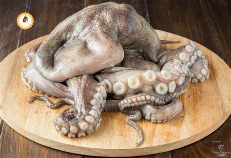 Metti a bollire una pentola con poca acqua,foglie di alloro e l'aceto. COME OTTENERE UN POLPO MORBIDO trucchi e consigli