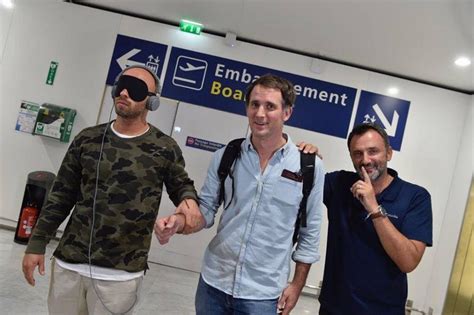 On est coupé du monde, dans des endroits hostiles c'est désormais raphaël de casabianca qui accompagnera les célébrités à l'autre bout du monde pour s'immerger dans des cultures différentes. Frédéric Lopez arrête Rendez-vous en terre inconnue