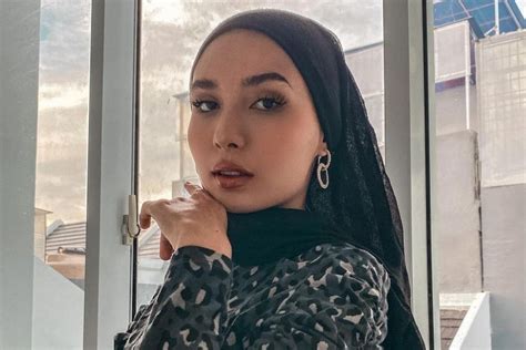 Pesona Daniella Kharisma Selebgram Yang Pindah Agama Islam