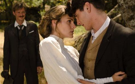 Julio, a young man, arrives at the grand hotel, an idyllic place in the middle of the countryside, to investigate the disappearance of his sister. alicia y julio | Grand hotel cast, Gran hotel, Grand hotel