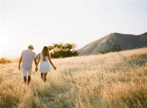 Prewedding bersama pasangan dengan menghadap senja tentu begitu romantis. 17 Foto Romantis yang Membuktikan Bahwa Foto Prewedding yang Dilakukan Kala Senja Itu Luar Biasa